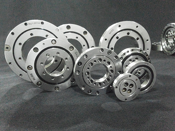 交叉滾子軸承和轉(zhuǎn)臺軸承的區(qū)別有哪些?詳解兩者優(yōu)勢 交叉滾子軸承和轉(zhuǎn)臺軸承的區(qū)別有哪些?詳解兩者優(yōu)勢